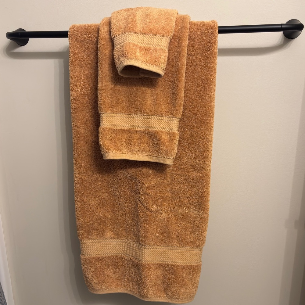 3Pc set Bath Towel Hand Towel & Wash cloth pre-owned rust